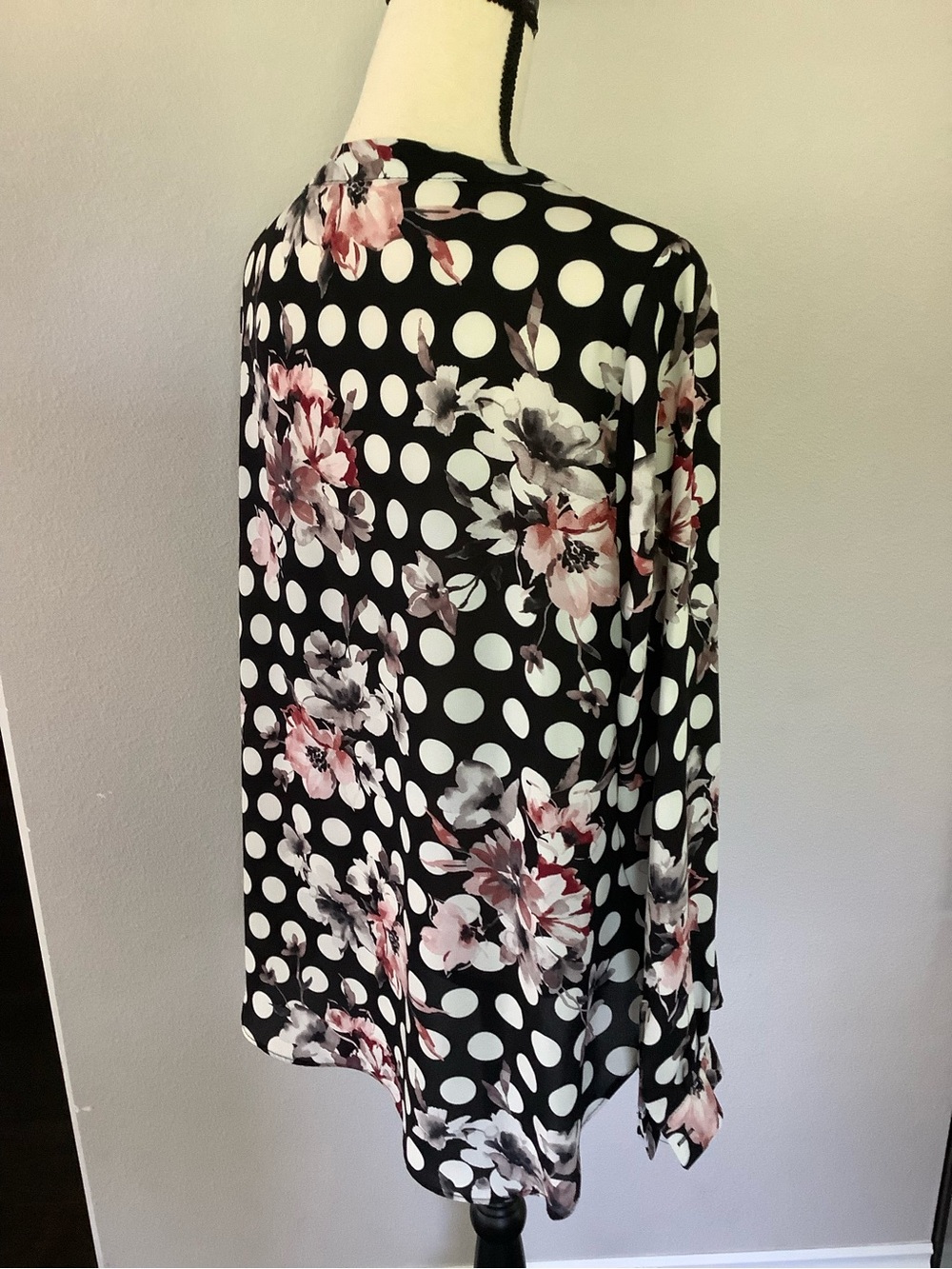 Rose & Olive Black Polka Dot Floral V-Neck Blouse size XL - Picture 2 of 7